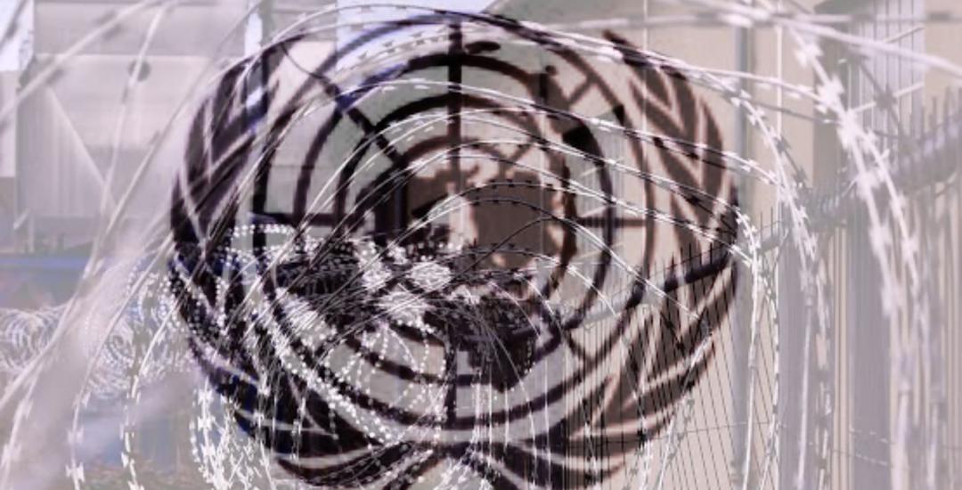 صورة مدمجة لشعار الأمم المتحدة مع حواجز