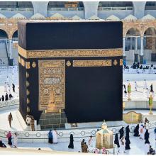  Pilgrims and artists stop during Umrah